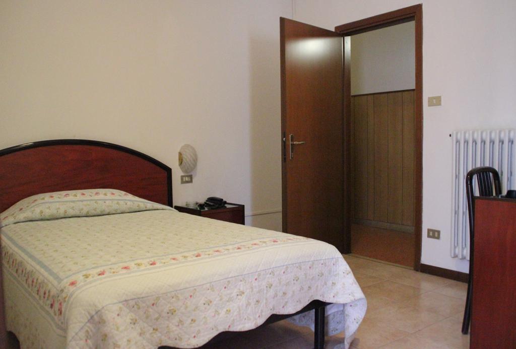 Nuovo Hotel San Martino Snc كاساليتشيو دي رينو الغرفة الصورة